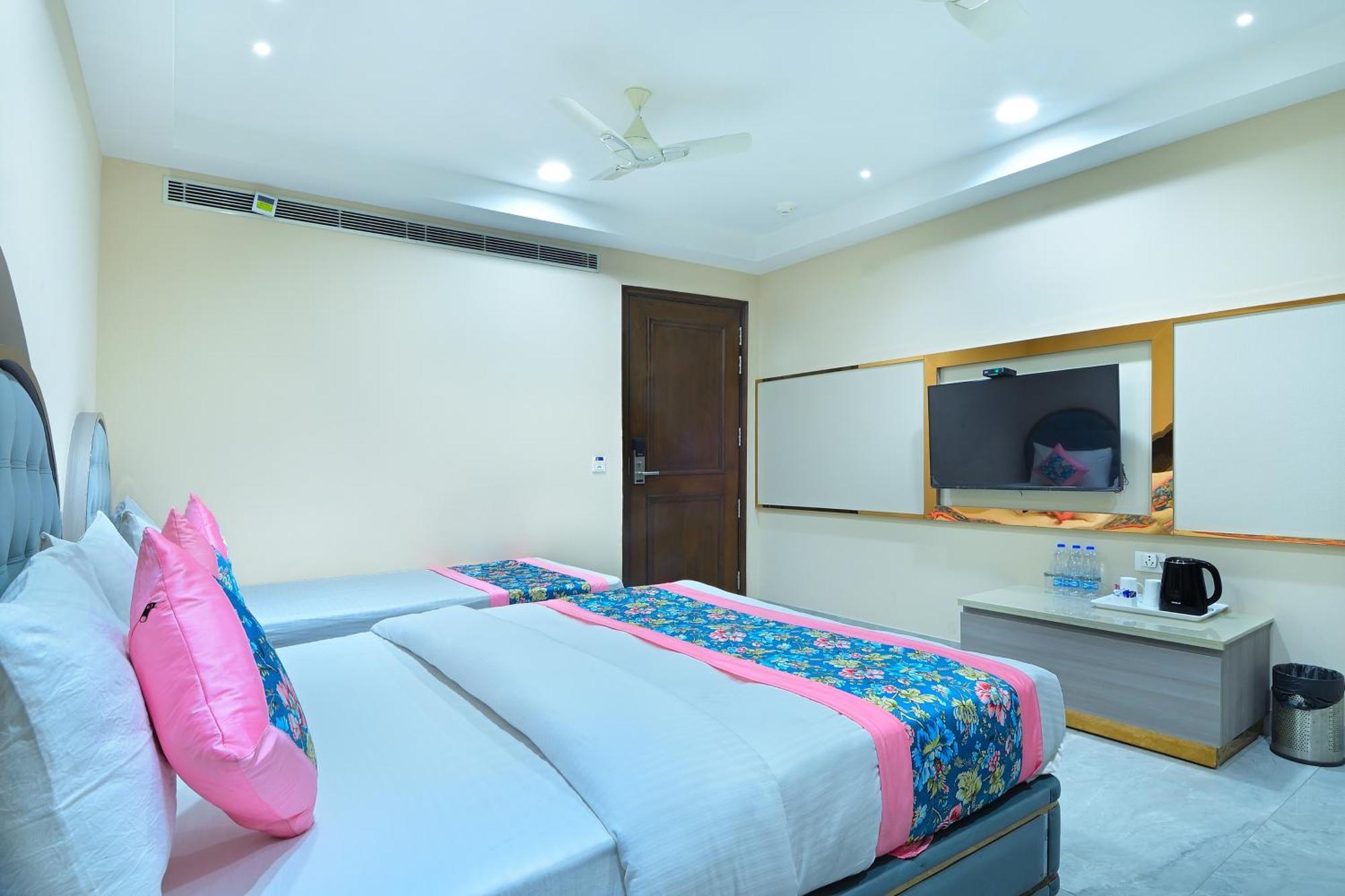 Hotel Sapphire House - 3 Mins Walk From Metro And 5 Mins From Rail Station New Delhi Luaran gambar